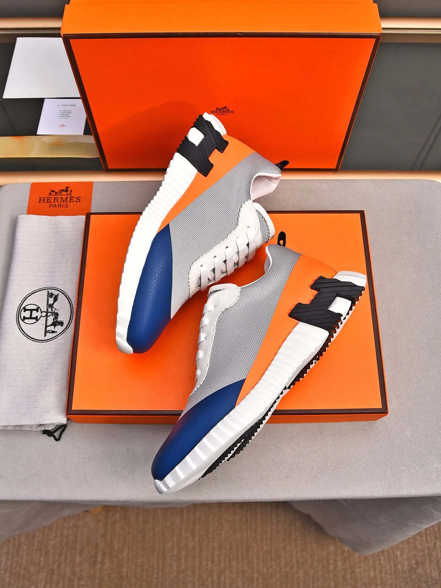 PP580【Hermes】fe new arrival~New Bouncing sneakers are the most comfortable shoes from Hermès. They are extremely light on the feet and look great. You won’t feel tired even when you go shopping and running around. They are very light and comfortable. They are extremely light, suitable for both sports and leisure. They feel great when you step on them! It’s up to you to choose, there’s always what you want~ ✔️Fabric: Imported first-layer cowhide + high-elastic fly weave ✔️Inner lining: Imported water-dyed cow lining ✔️Outsole: Seamless combination of IP+TPU (multi-color letters) German technology irradiation machine ✔️Code number: Male 38-44 (45 customized)